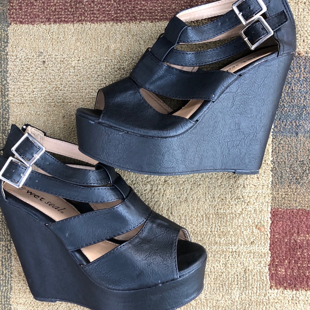 Black wedges